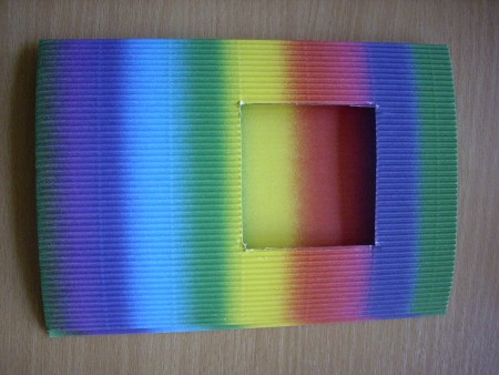 preložíme papier na polovicu, vystrihneme okienko