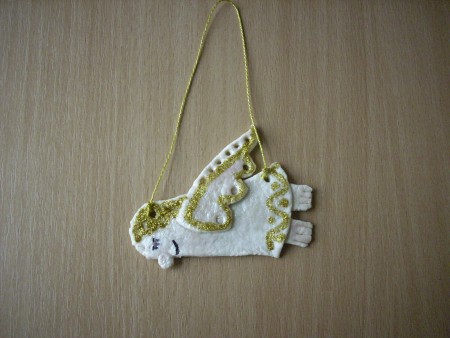 Hotové výrobky necháme aspoň dva dni schnúť, potom ich namaľujeme, prevlečieme niť a môžeme zavesiť. 