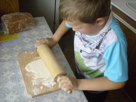 Vyvaľkáme cesto....ktoré vyrobíme z múky(polohrubej) a vody. Musí byť tak akurát husté.