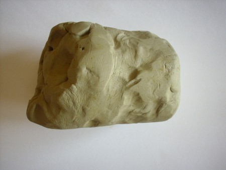 Potrebujeme hlinu. Ja som sa k tejto dostala pri návšteve skanzenu v Pribyline, kúpila som ju za pár drobných. Ešte je možnosť zakúpiť si ju aj na Spišskom hrade.