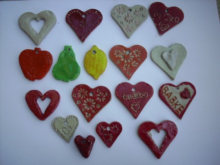 Po vyschnutí prívesky namaľujeme temperkami.