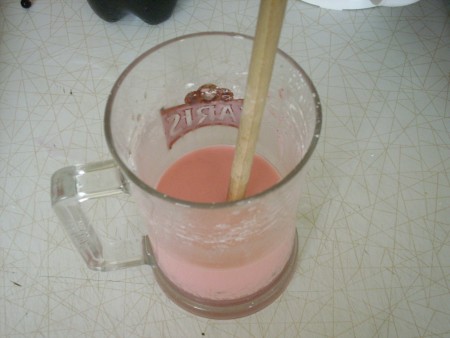 V troche vody rozmiešame 2 ovocné pudinové sáčky. Keď voda so sirupom vrie, vlejeme to do nej.