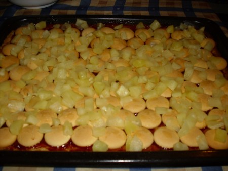 Poukladáme na vrch kúsky ananásu.